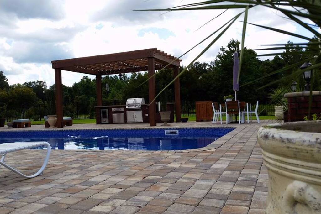 Outdoor Kitchen & Pool Area
