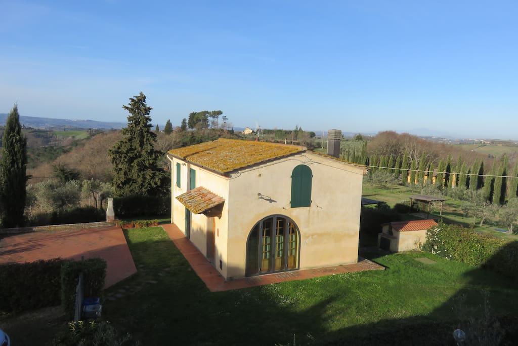 La casa e la piazza davanti alla luce mattutinale