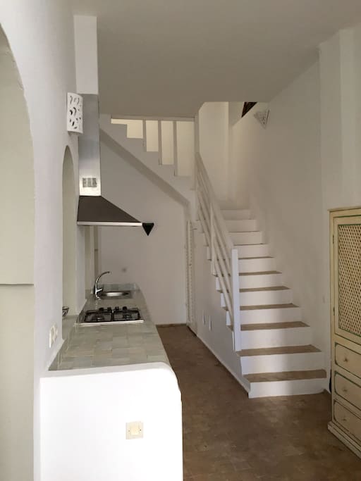 Entrada de la casa con cocina office y escalera hacia el primer piso