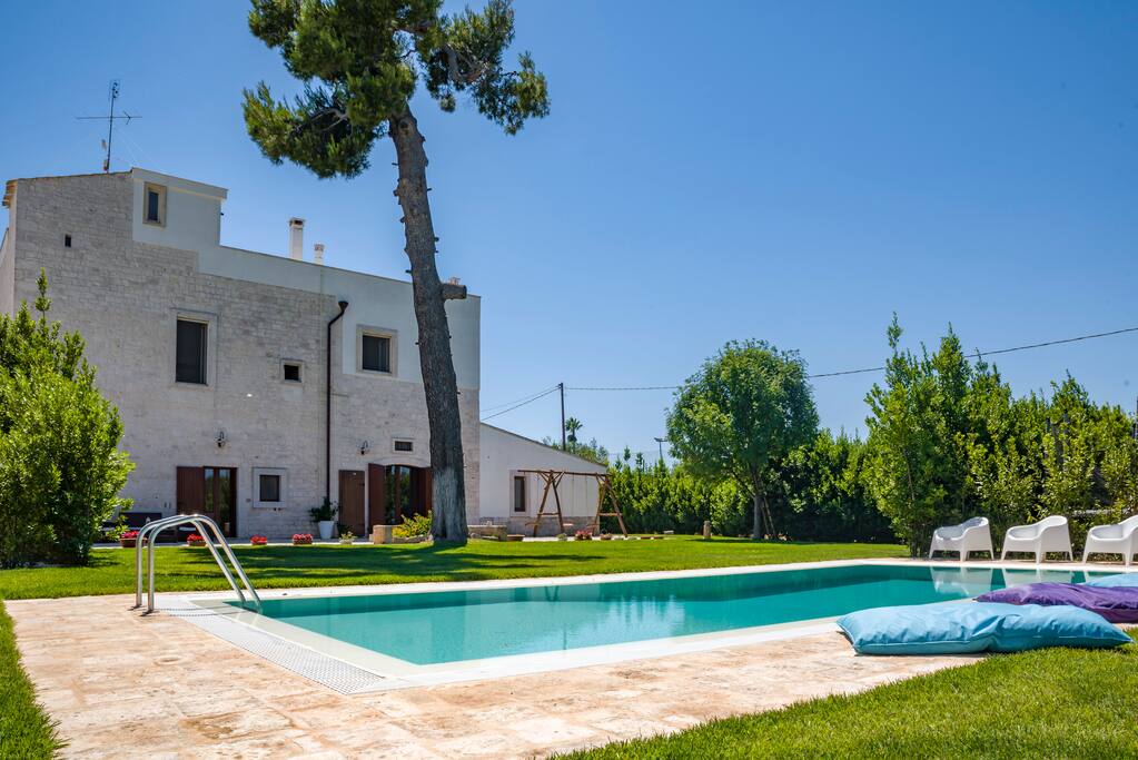 Piscina e prato