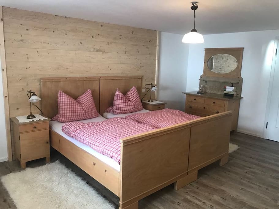 Schlafzimmer 1
