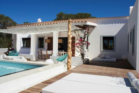 New luxury villa with private pool