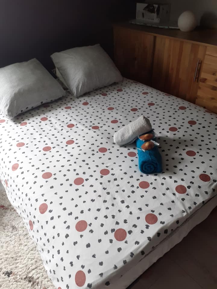 Kati i parë 
Dhomae gjumit n3 " capetown"
Krevat 2 persona 