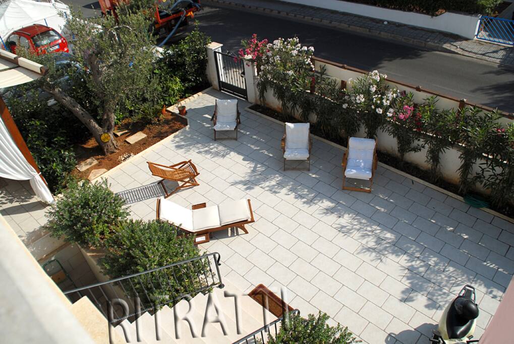 Spazio esterno anteriore con lettini relax e sdraio