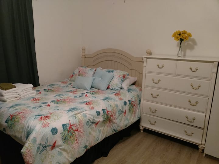 Спалната соба А-1 има брачен кревет, двоен кревет на спрат и мијалник во собата.