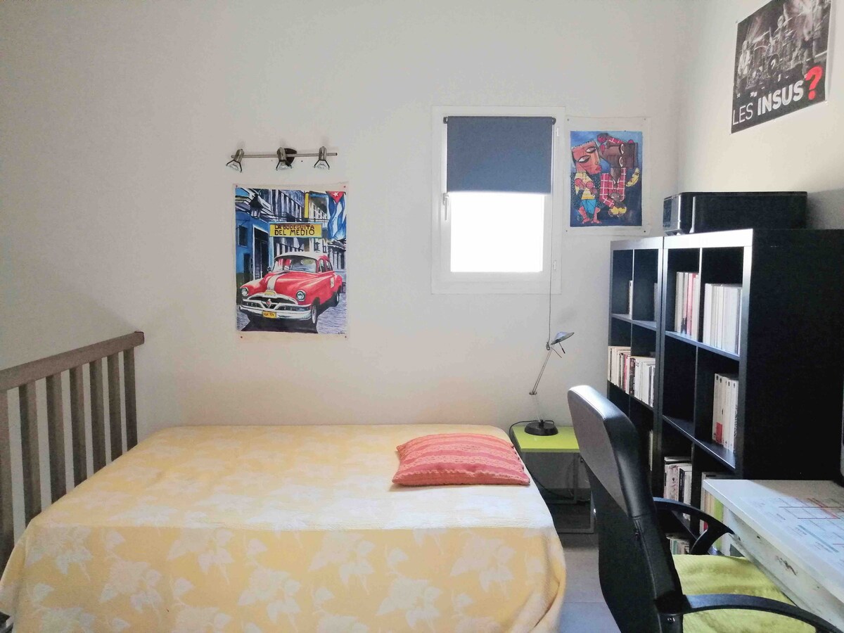 夹层，配有图书馆、书桌、个人电脑和一张140张床