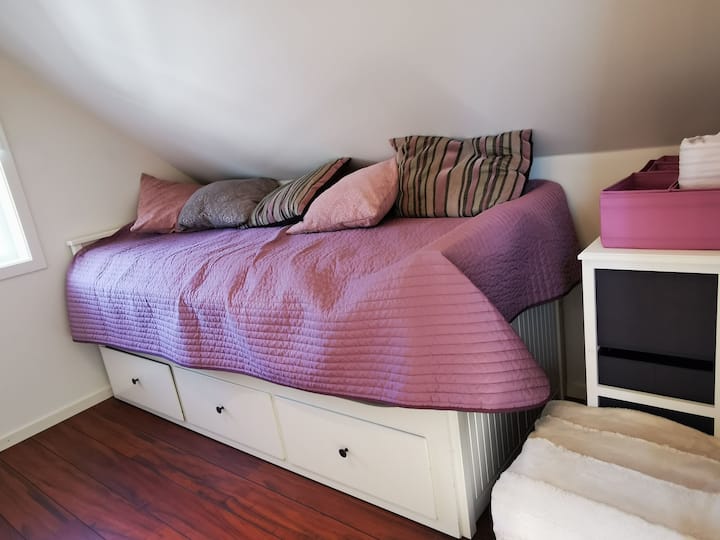 Shtrati i ditës Hemnes, që Easy mund të kthehet në një krevat doble. 