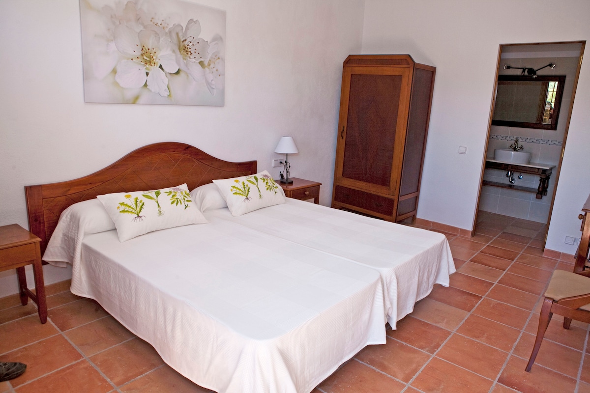 Private Room in Farmhouse with a Pool 3