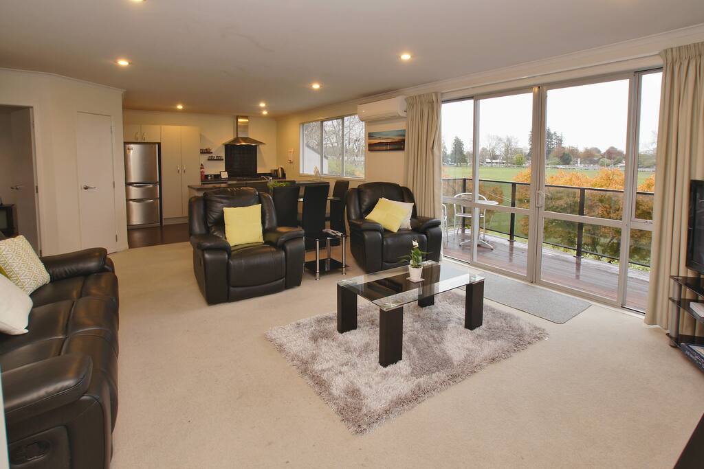 Huge park views through "wall of windows" free SKY TV and free fast Fibre wifi