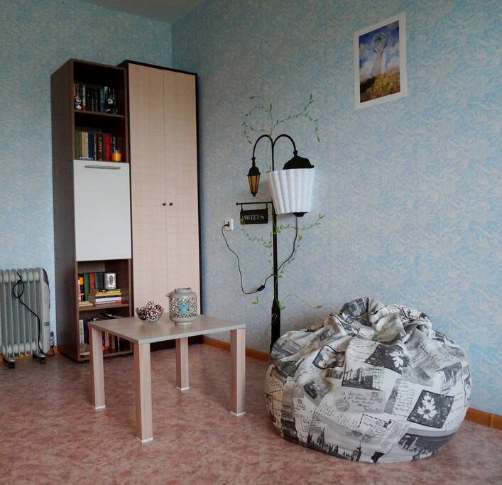 Небольшая библиотека - место, где можно отдохнуть, почитать книгу с чашечкой чая или заняться делами. Small library - a place, where you can comfortably rest with a good book and a cup of tea, or take care of business matters.