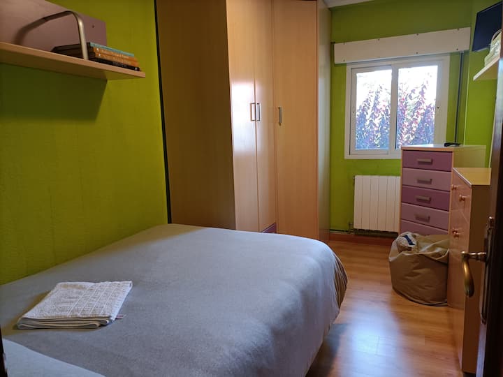 Soba s 1,20 kreveta i velikim ormarom