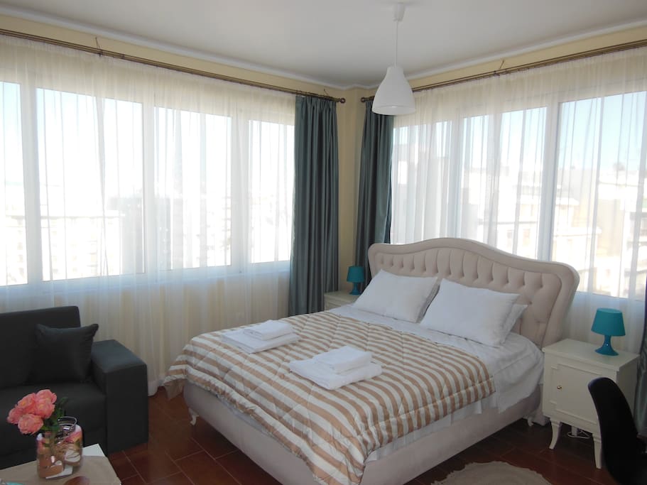 The bed offers panoramic view