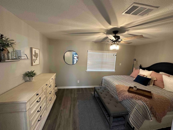 Dormitorio principal con cama King y lujoso colchón y ropa de cama.