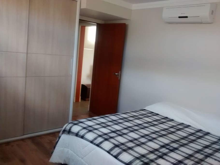 Quarto amplo e iluminado