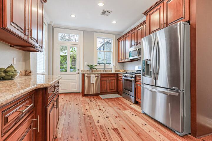 Gorgeous Victorian in Historic Lower Garden Dist. gallery image 5