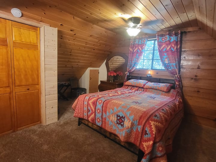 Chambre principale. La double porte en bois s'ouvre sur une autre plus petite chambre n °2 avec des lits superposés et une vue imprenable sur la montagne.