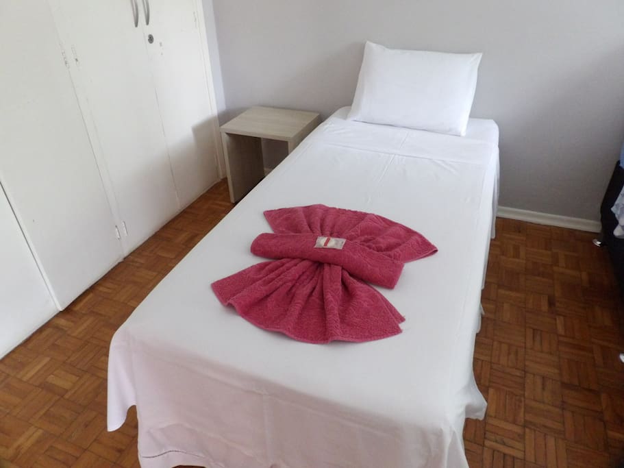 Cama de solteiro confortável. Comfortable single bed.