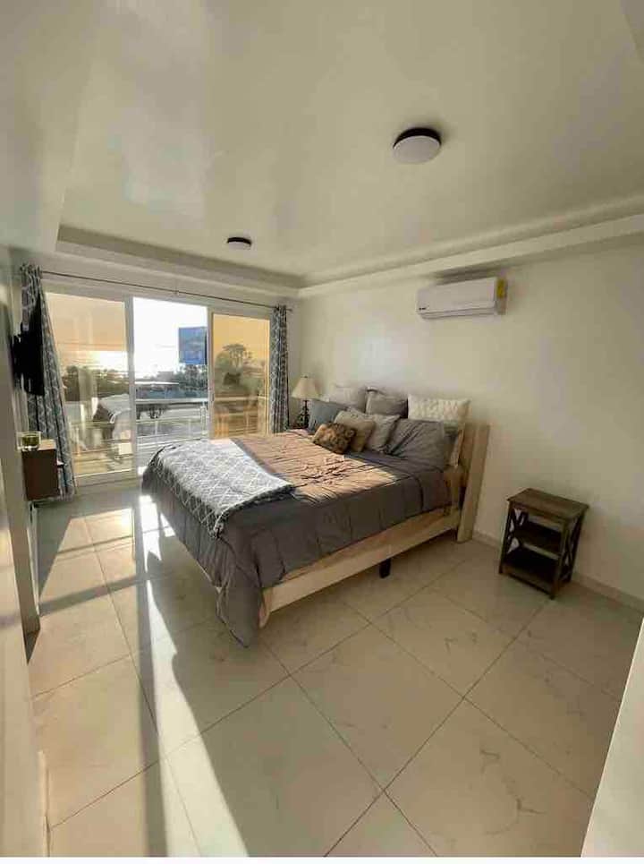 เตียงขนาดคิงไซส์พร้อมเครื่องปรับอากาศและสมาร์ททีวีเพื่อการพักผ่อนที่ยอดเยี่ยม 