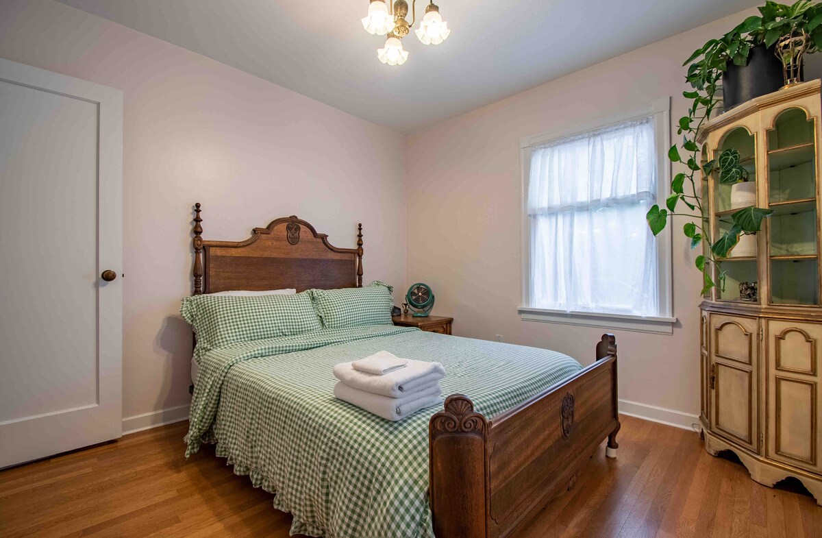 Спалнята има достатъчно осветление и удобно двойно легло.