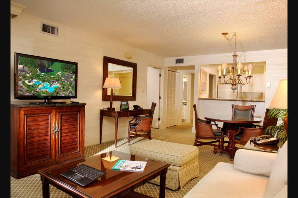 Living room area and fully equipt kitchen.