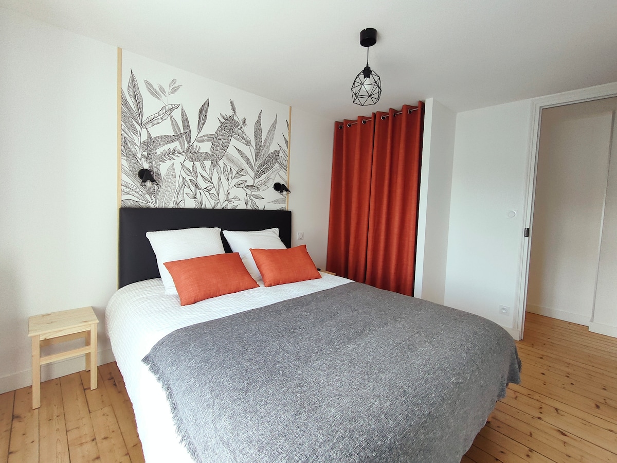 ห้องนอน 1: เตียง 160 x 200 1 หลังโต๊ะข้างเตียง 2 ตัวเก้าอี้ 1 ตัวห้องแต่งตัว 1 ห้องปิดด้วยผ้าม่านพร้อมไม้แขวนเสื้อทีวี HD ที่เชื่อมต่อกัน 1 เครื่อง