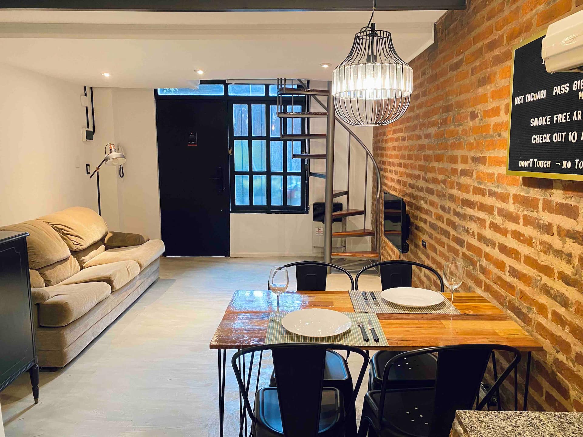 50 sq. meter loft with industrial design in a historic neighborhood