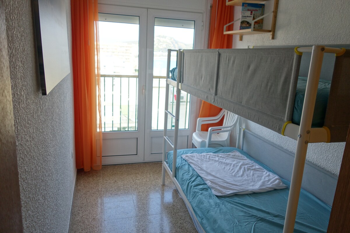 سرير بطابقين لخيارين للنوم مع مرتبة إضافية تحت سرير بطابقين.


سرير لضيفين مع مرتبة إضافية تحت السرير.
