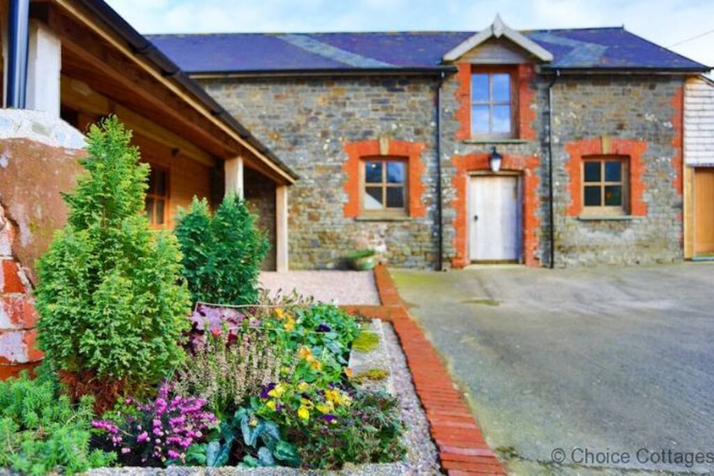 Spacious Courtyard with ample parking