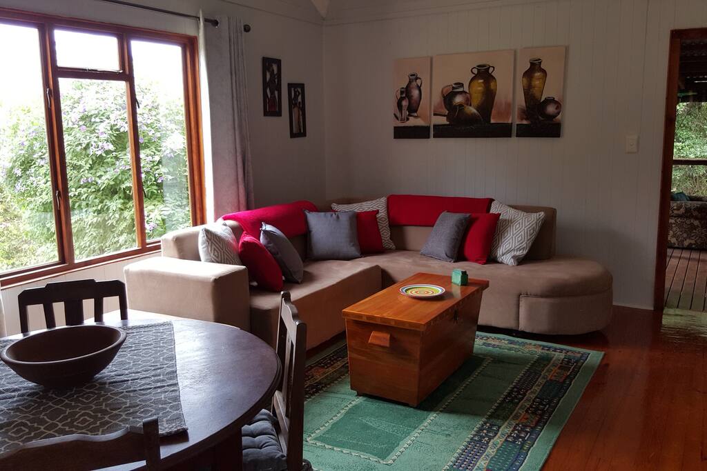 Wild Fig Eco Cottage - lounge and dining area