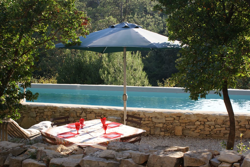 piscine et coin repas.
