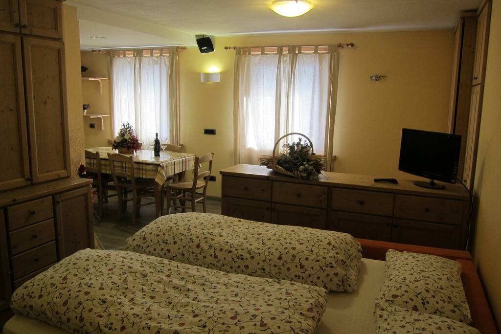 SOGGIORNO CON DIVANO LETTO APERTO