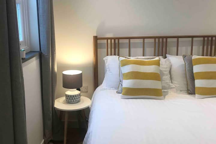 Një krevat dhe dyshek shumë i rehatshëm me cilësi të lartë me 100% shtroja pambuku do të sigurojë një gjumë të ëndërruar të netëve. 