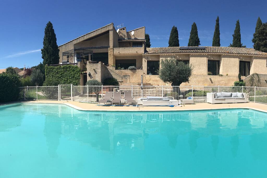 Vue du Mas à partir de la piscine