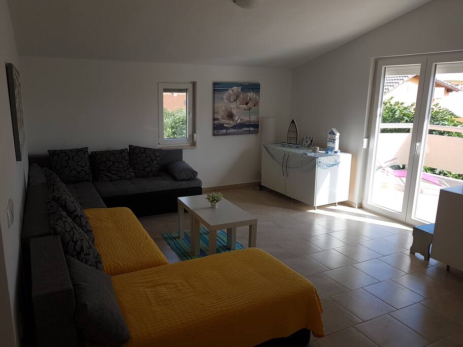 Dnevna soba s izlazom na stražnju terasu/ living room with access to back terrace
