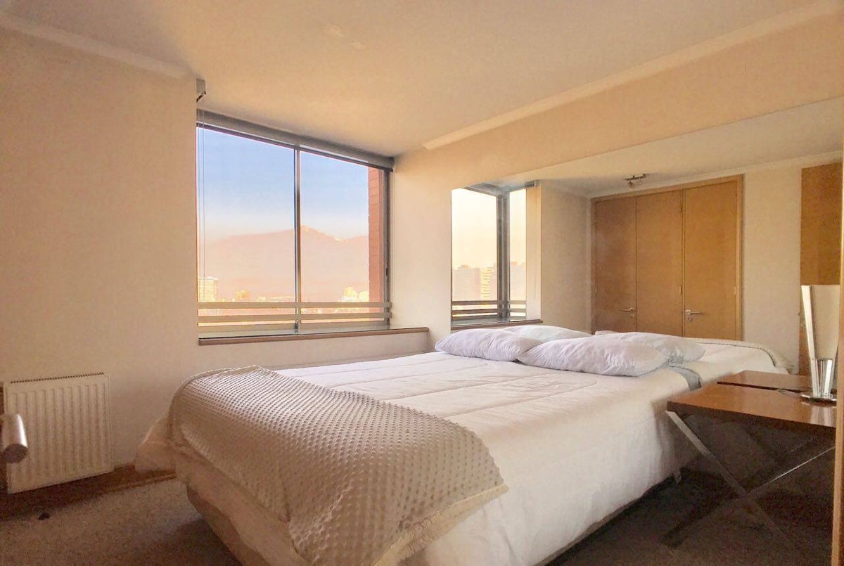 غرفة نوم ثانية بسرير كينج واسع جدًا وخزانة مزدوجة.