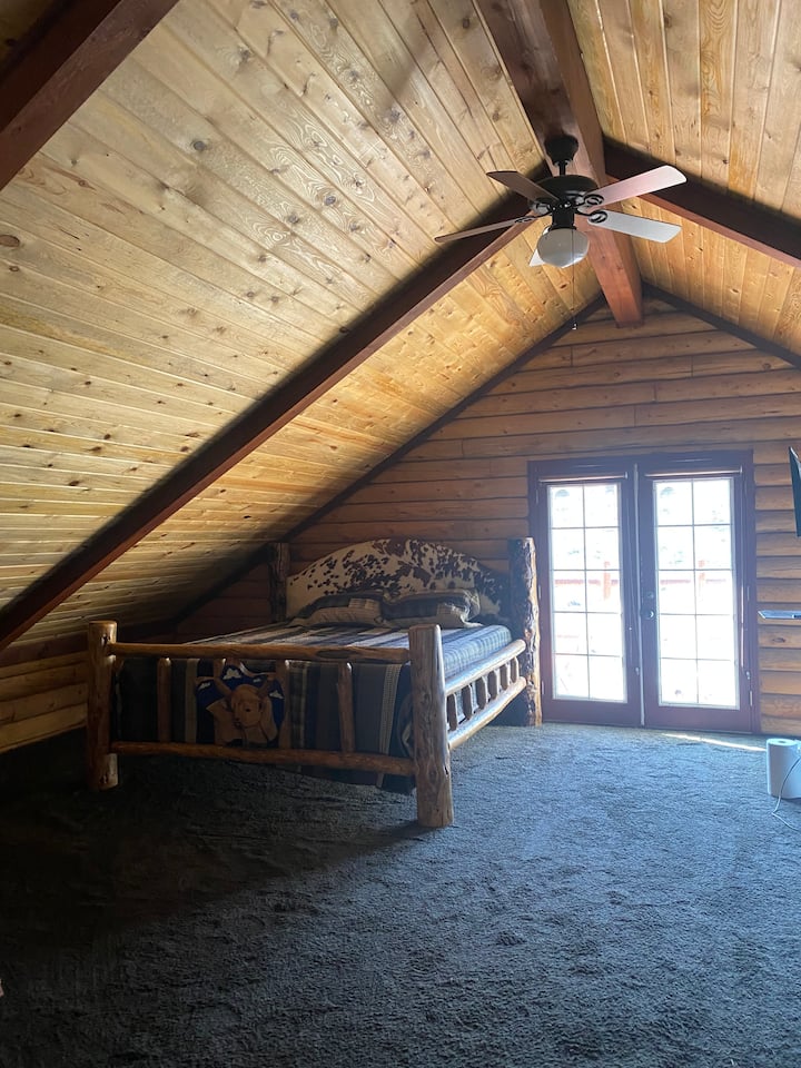 阁楼配备加大双人床、全功能卫生间和法式门，通往古朴的私人阳台！ 