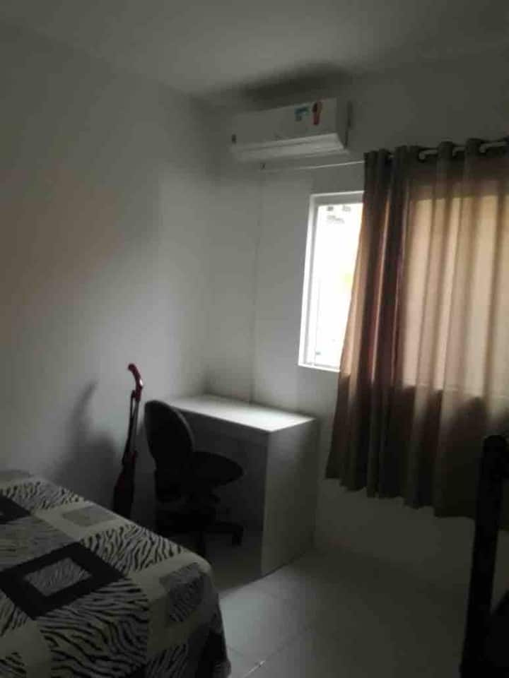 Chumba cha kulala na meza na kebo ya mtandao kwa kazi katika ofisi ya nyumbani. 