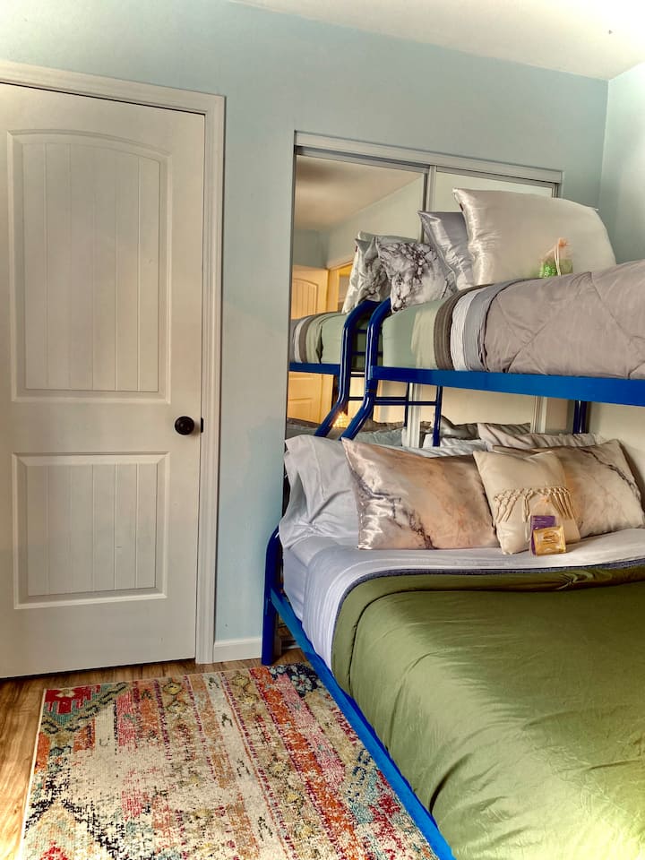 Segundo dormitorio con cama individual sobre litera completa