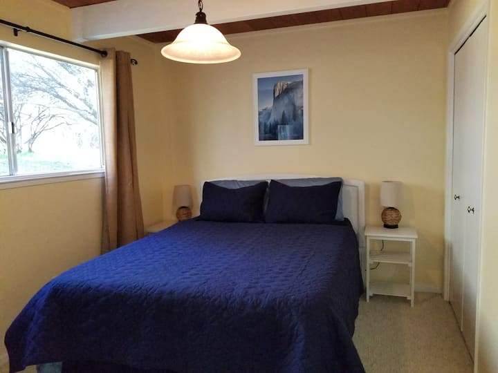 Საძინებელი 2 მთავარ სართულზე საწოლით