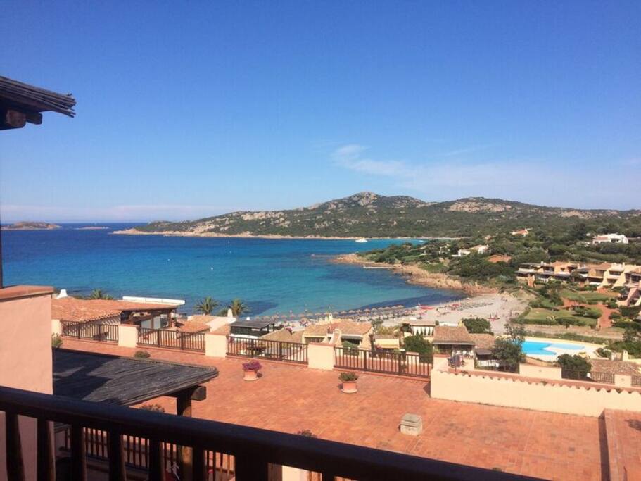 Vista del panorama mozzafiato del Golfo del Pevero dal terrazzo dell'appartamento