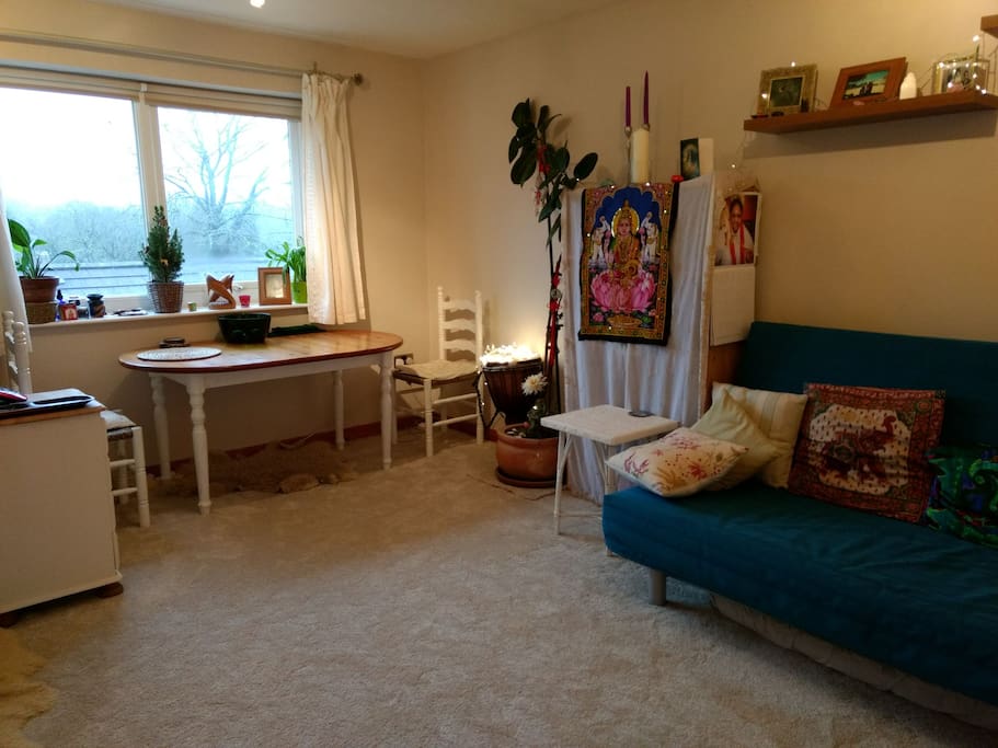 lounge / dining area