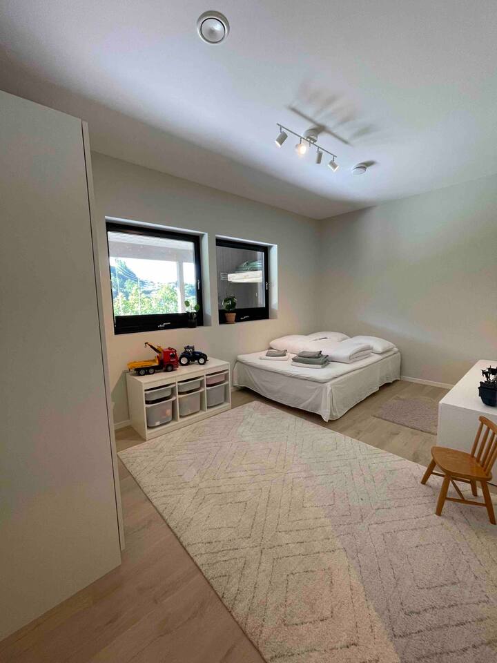 Chambre avec un lit double de 140 cm.