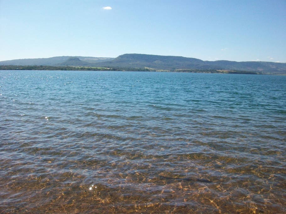 Águas cristalina da represa