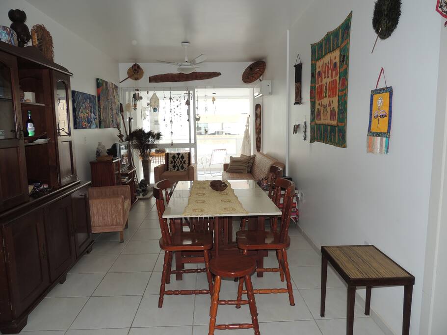 Sala de jantar e sala de estar interligadas.