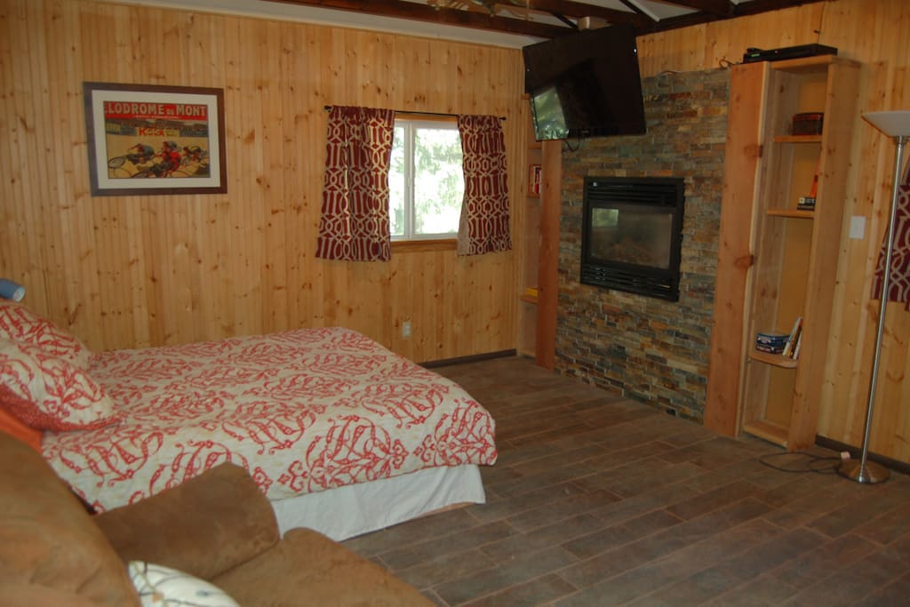 Queen size bed & Gas Fireplace