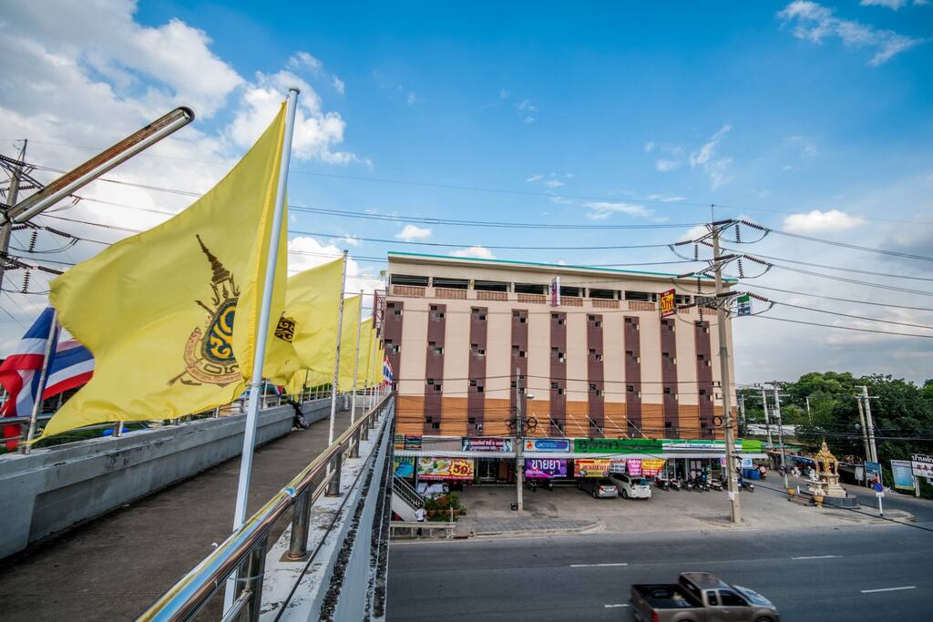 ทำเลที่โดดเด่น ตั้งอยู่บนเส้นทางหลัก สามารถเดินทางโดยรถประจำทางได้สะดวก