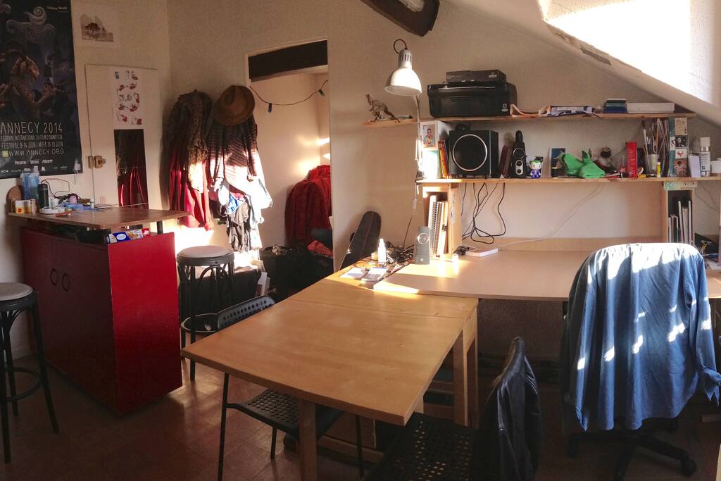 un bar dans l'entrée pour y manger et y ranger les denrées avec 4 tabourets haut.