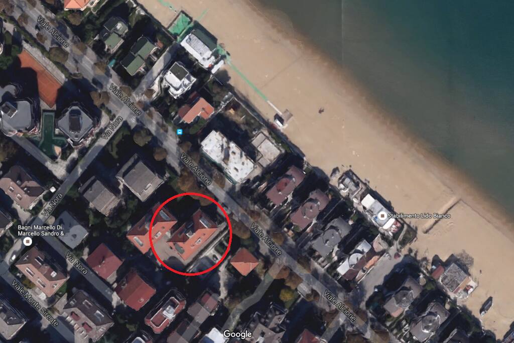 La casa si trova proprio a due passi dalla spiaggia