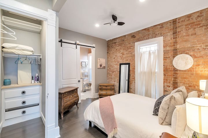 Главни спални и гардероб