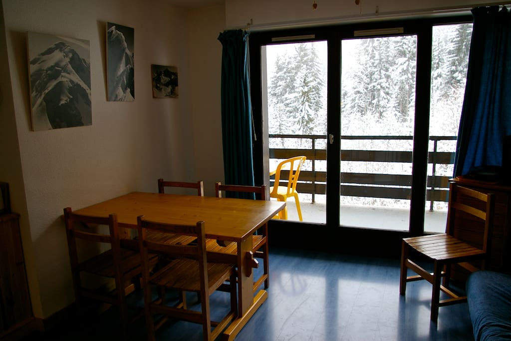Espace repas avec vue sur le Mt Blanc